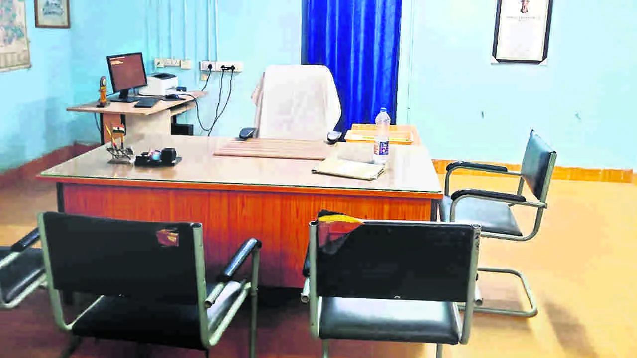 ONLINE VISIT: టైమింగ్‌ లేని ట్రెజరీ..!