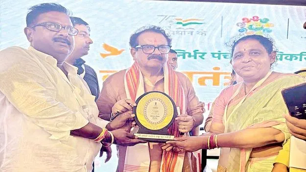 పాలకొలను సర్పంచుకు అరుదైన గౌరవం