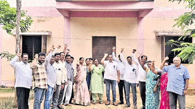 మహిళ ఏపీఎంపై  దాడికి నిరసన 