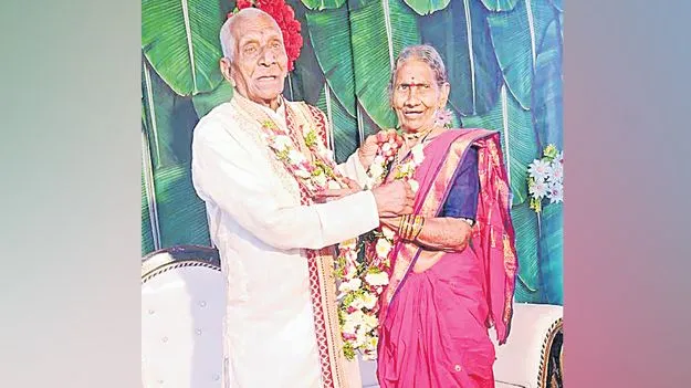 Mancherial: శతాధిక వృద్ధుడి పుట్టినరోజు వేడుకలు