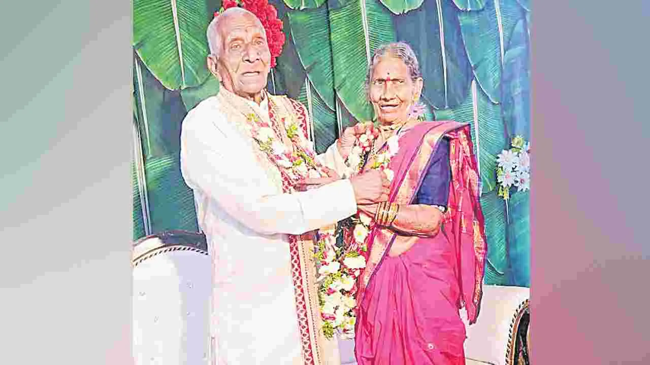 Mancherial: శతాధిక వృద్ధుడి పుట్టినరోజు వేడుకలు