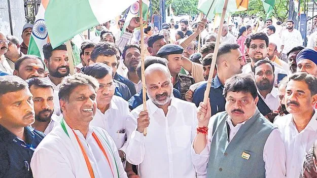 Bandi Sanjay: హిందూ సమాజాన్ని చీల్చేందుకే ‘మార్వాడీ గో బ్యాక్‌’ కుట్ర! 