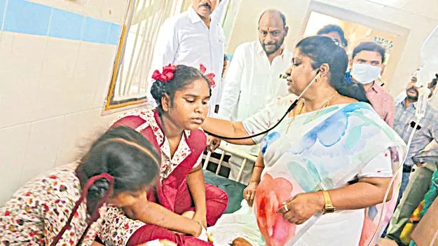 Khammam: వేర్వేరు ఘటనల్లో కిచిడీ తిని.. 64 మంది విద్యార్థినులకు అస్వస్థత