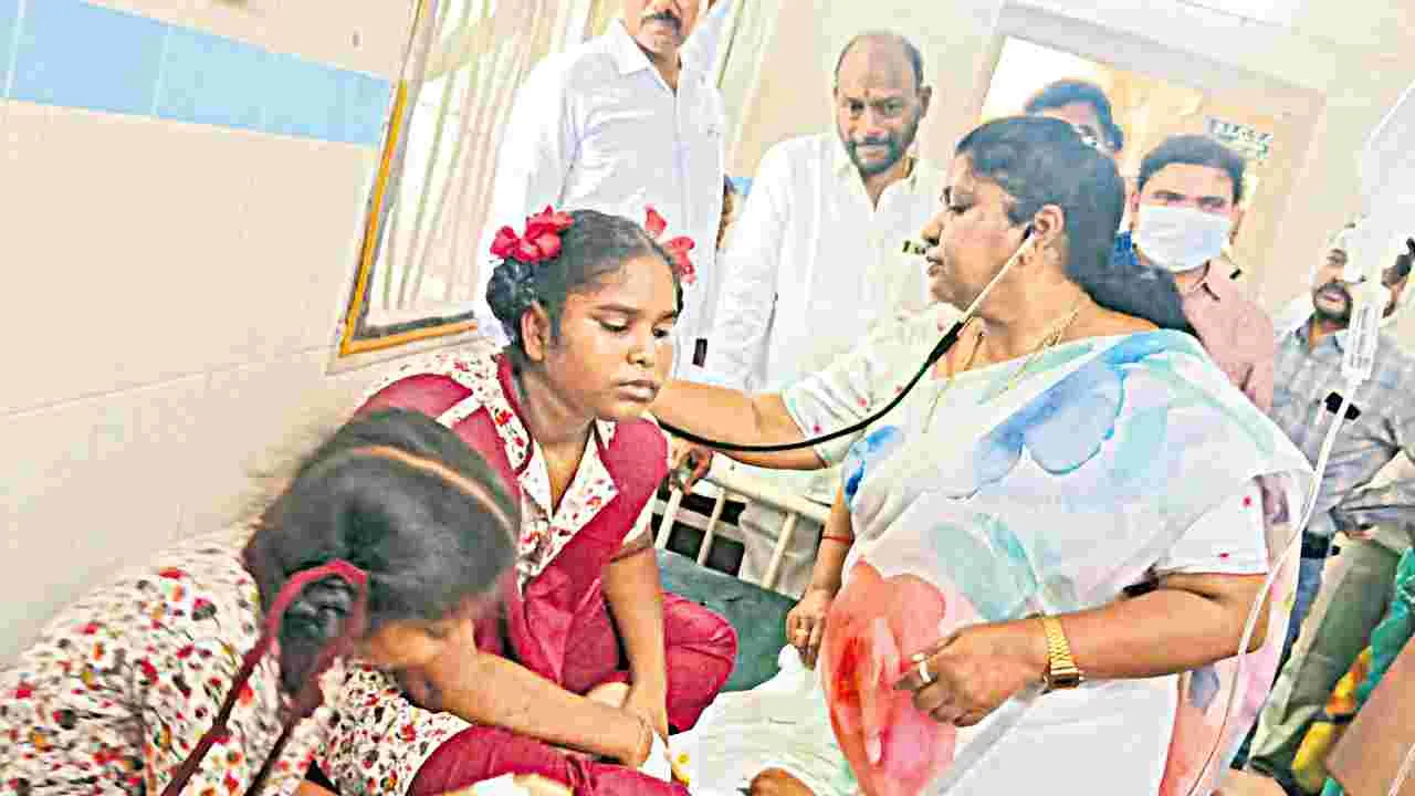 Khammam: వేర్వేరు ఘటనల్లో కిచిడీ తిని.. 64 మంది విద్యార్థినులకు అస్వస్థత