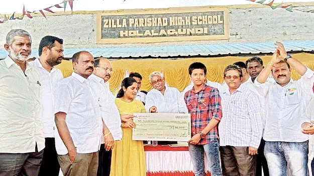 ‘పది’లో ప్రతిభ చూపిన విద్యార్థులకు బహుమతులు