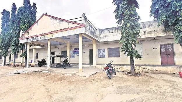 ST Gurukul College : అద్దే ముద్దా..?