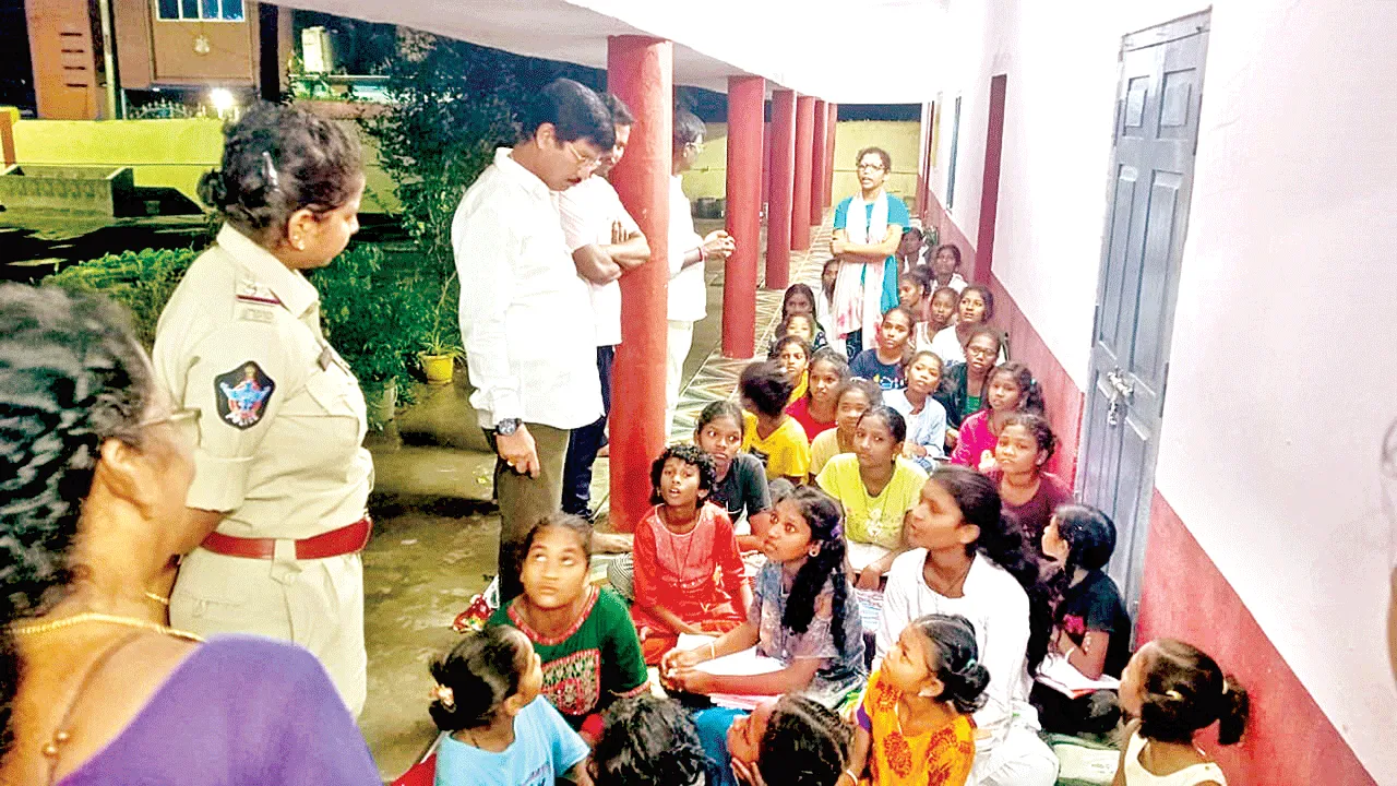 ఈ వార్డెన్‌ మాకొద్దు