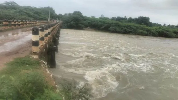 తమ్మిలేరుకు పెరిగిన వరద