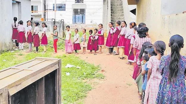 Sangareddy: 113 మంది విద్యార్థులకు ఒక్కటే బాత్రూమ్‌!