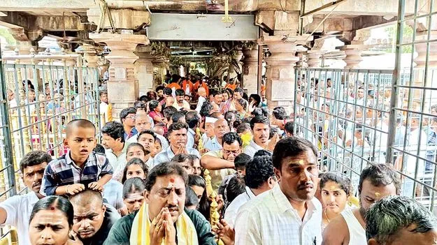 శ్రీశైలంకు పోటెత్తిన భక్తులు 