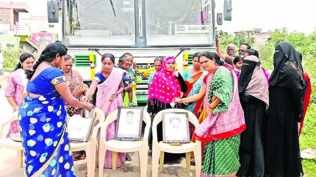 CM: సీఎం చిత్ర పటానికి క్షీరాభిషేకం