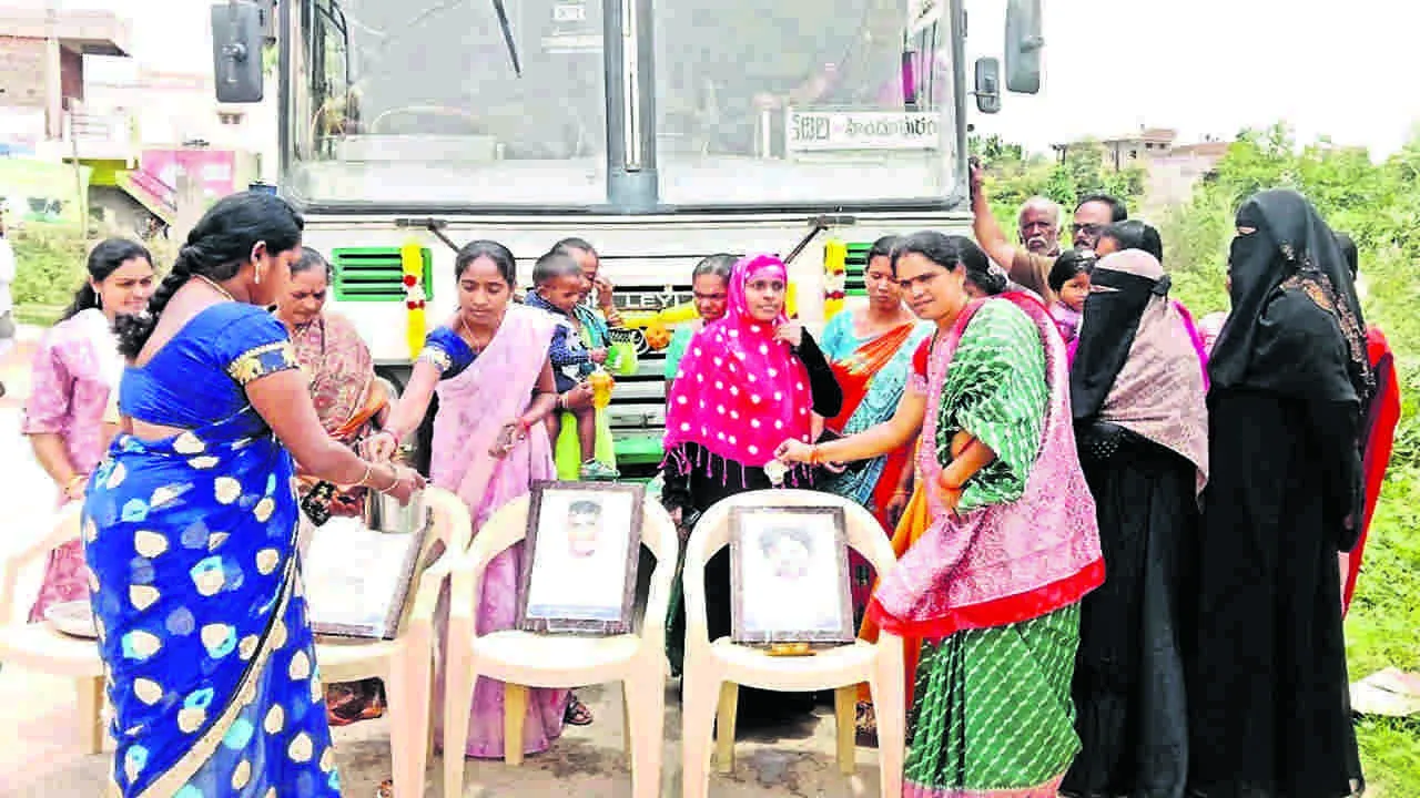 CM: సీఎం చిత్ర పటానికి క్షీరాభిషేకం