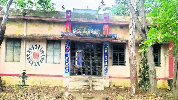 HOSTEL: నిరుపయోగంగా హాస్టల్‌ భవనాలు  