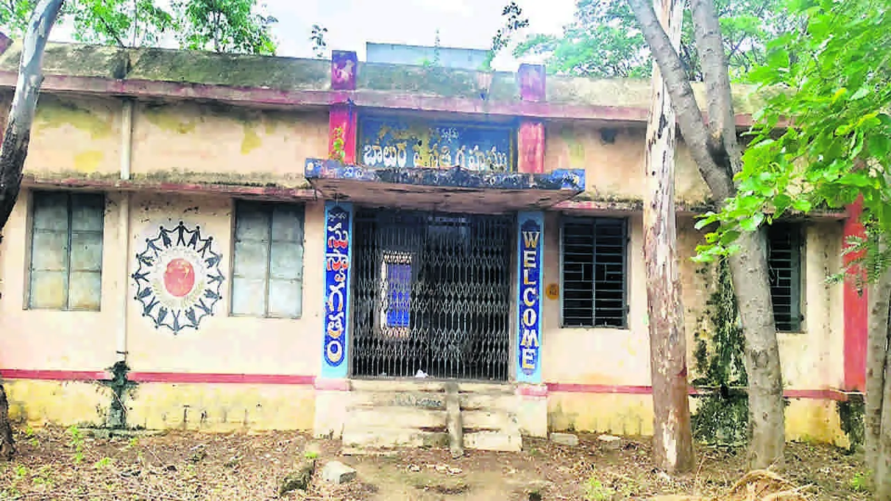 HOSTEL: నిరుపయోగంగా హాస్టల్‌ భవనాలు  