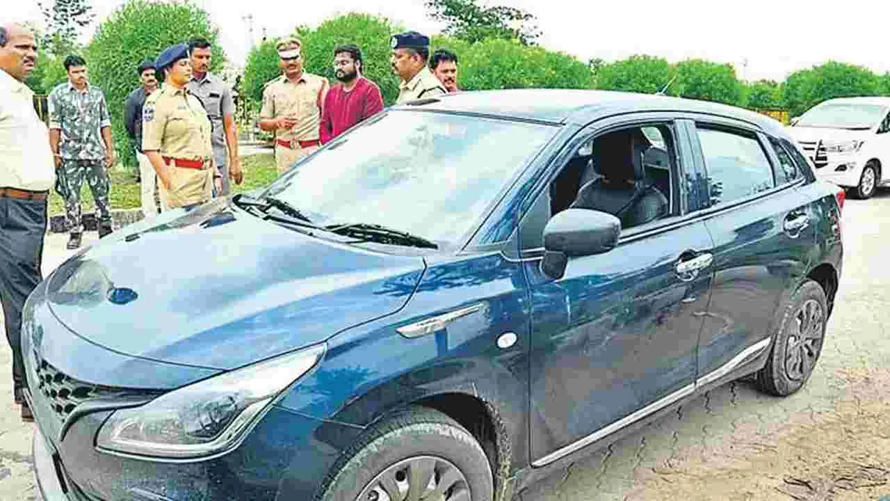 Robbery: రోడ్డు పక్కన కారులో నిద్రిస్తున్న వారిపై దాడి, చోరీ