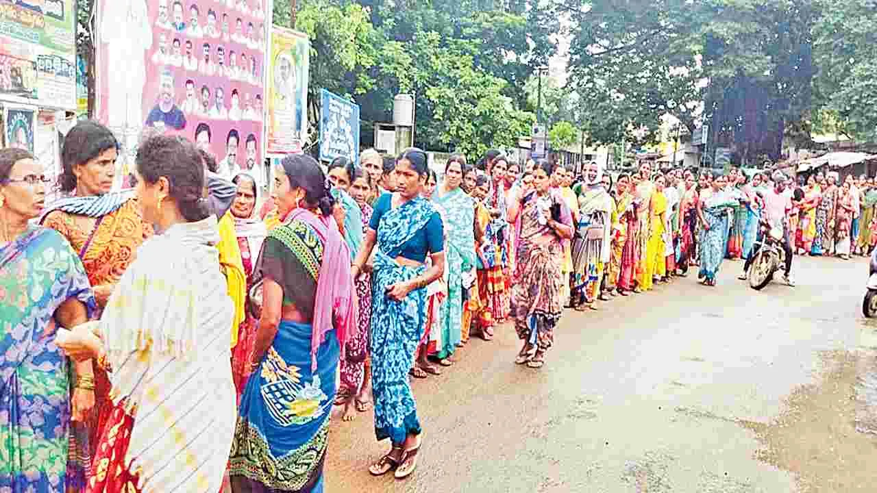 Fertilizer Shortage: యూరియా.. వరి మాయ