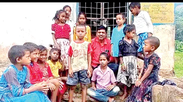 పాఠశాలకు నూతన భవనం నిర్మించండి