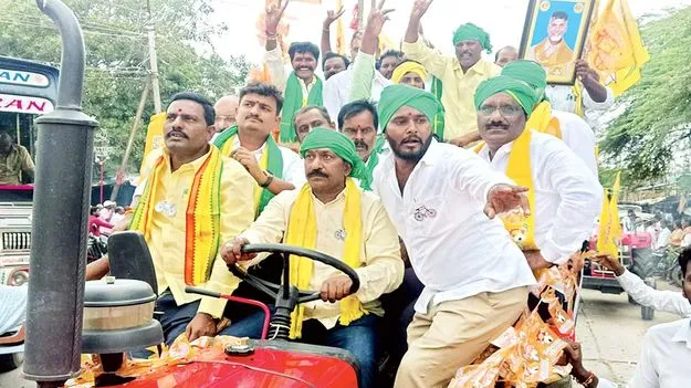 టీడీపీలో వర్గ విభేదాలు బహిర్గతం 