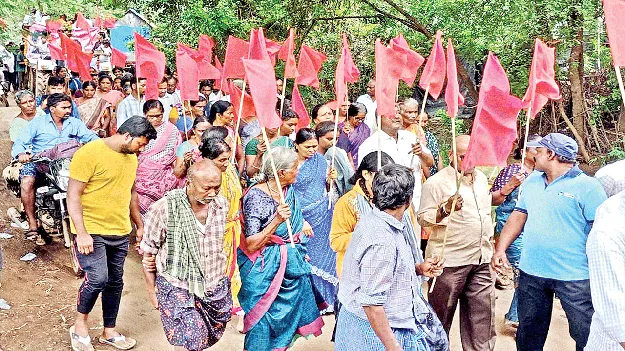    మావోయిస్టు  నేత ఫ  కమ్యూనిస్టు సంప్రదాయ పద్ధతిలో అంత్యక్రియలు