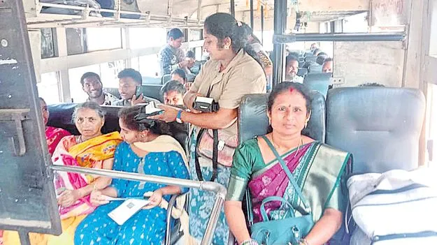 గిరి మహిళలు ఉబ్బితబ్బిబ్బు