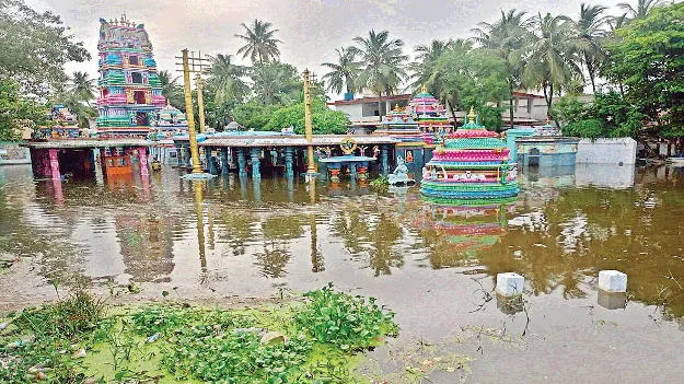 వరద నీటిలో నత్తా రామేశ్వరస్వామి ఆలయం 