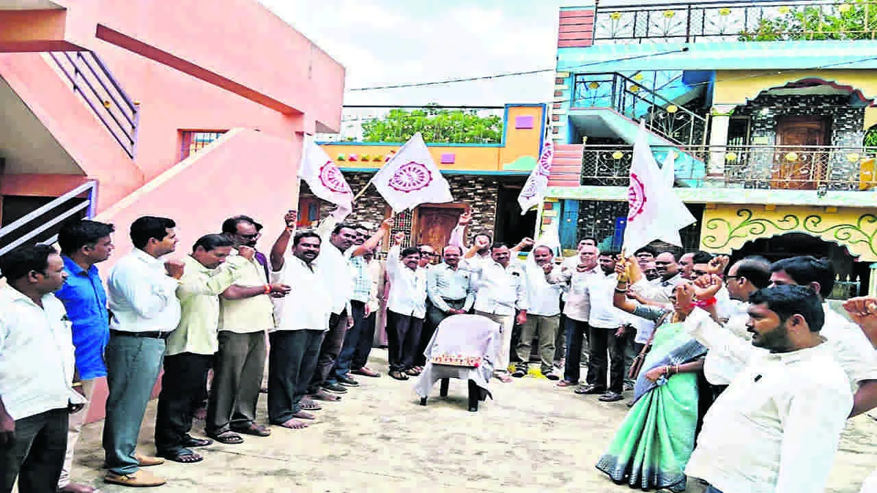 EMPLOYEES: ఉద్యోగుల సమస్యల పరిష్కారానికి కృషి