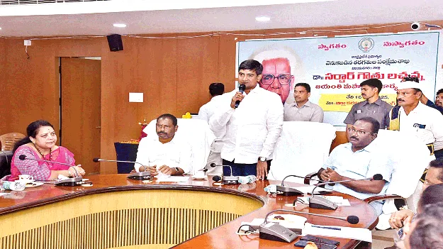 Gauthu Lachanna is an ideal person. గౌతు లచ్చన్న ఆదర్శనీయుడు 