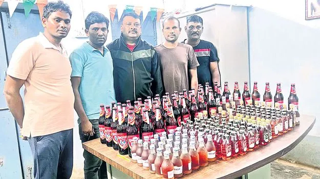 కోరుకొండలో భారీగా ఒడిశా మద్యం, సారా పట్టివేత