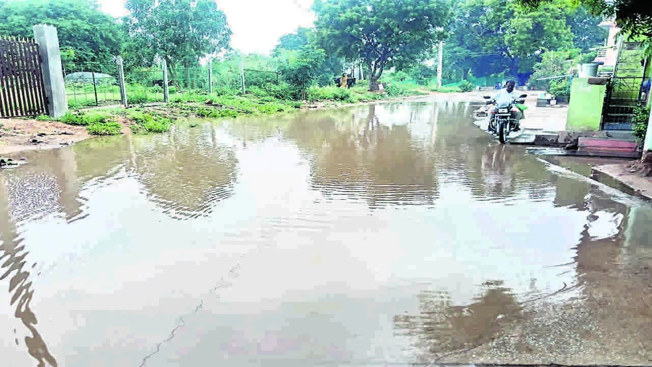 ROADS: రోడ్లపై మడుగులు