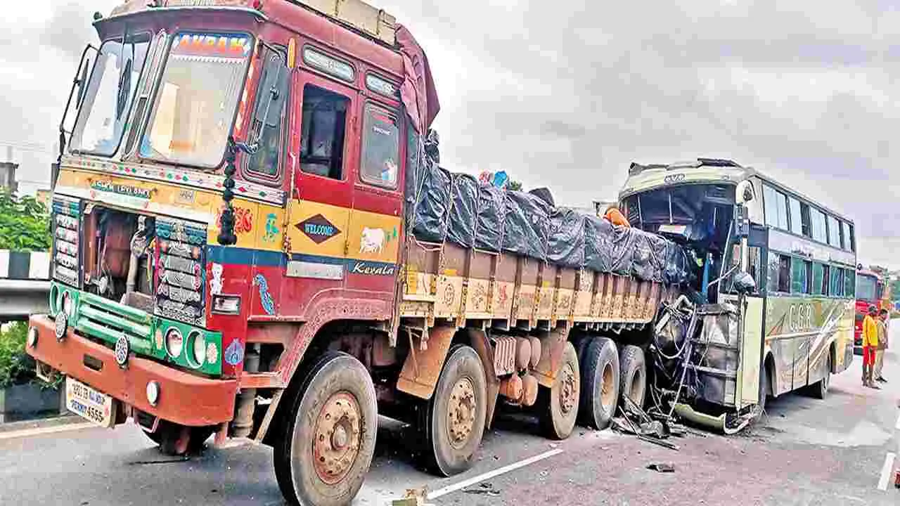 Road Accident: బంధువుల పెళ్లికి వెళ్లి వస్తూ తిరిగిరాని లోకాలకు