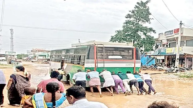 ప్రధాన రహదారి బురదమయం