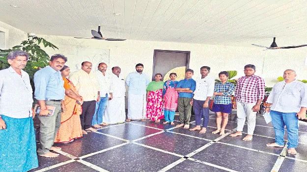 పేద విద్యార్థులతో  పీ4 తొలి మార్గదర్శి మమేకం 