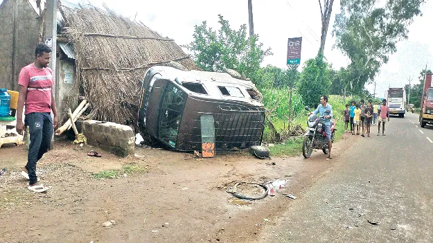 క్యాబ్‌, కారుని ఢీకొన్న ఆర్టీసీ బస్సు