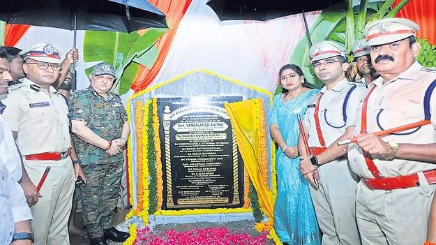 నక్కపల్లిలో మోడల్‌ పోలీస్‌ స్టేషన్‌