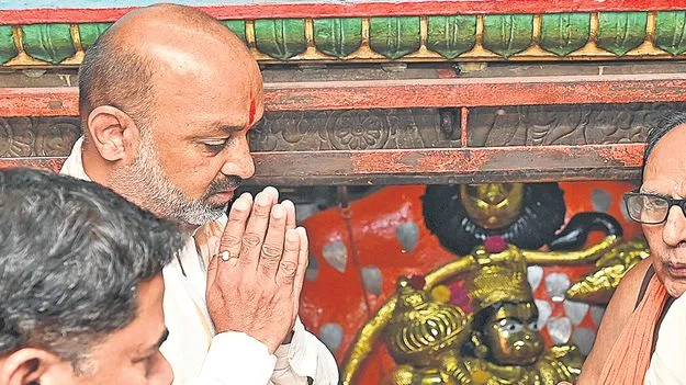 Bandi Sanjay: ట్యాపింగ్‌ కేసును సీబీఐకి ఇవ్వాలి