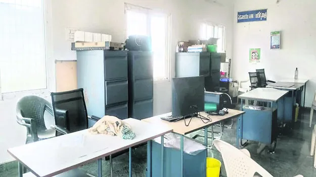 VACANT CHAIRS: గ్రామ సచివాలయాల్లో ఖాళీ కుర్చీలు