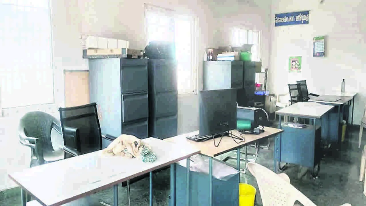 VACANT CHAIRS: గ్రామ సచివాలయాల్లో ఖాళీ కుర్చీలు