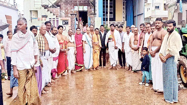 కాశీవిశ్వేశ్వరుడికి బాలాలయం పూజలు 