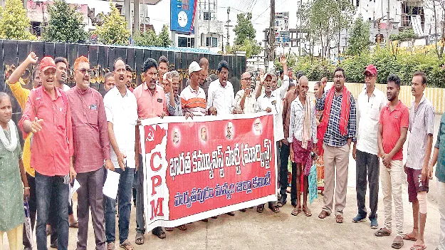  కార్మికుల కుటుంబాల్లో ఒకరికి ఉద్యోగం ఇవ్వాలి