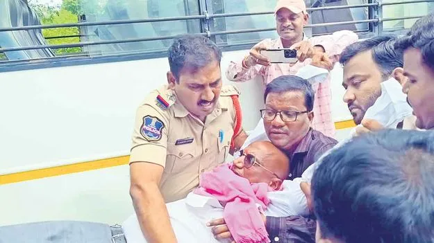 Farmers Protest: పోడు రైతుల తరలింపులో ఉద్రిక్తత 