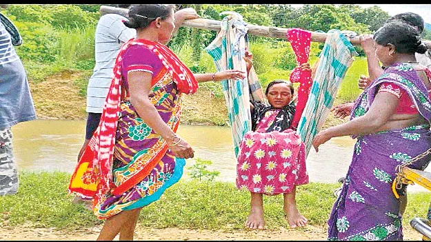 డోలీలో 8 కిలోమీటర్లు