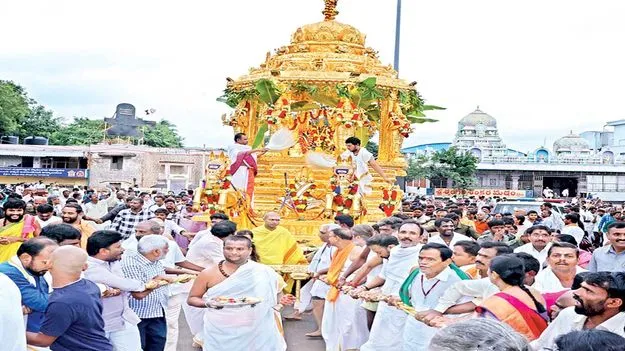 స్వర్ణ రథంపై ఆది దంపతులు