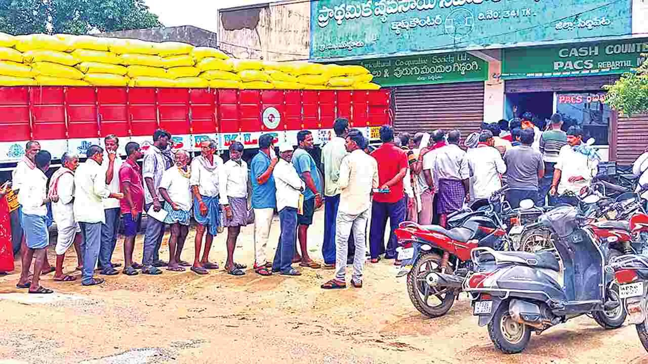 Farmers: యూరియా కోసం ఇక్కట్లు