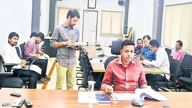 భూముల మ్యుటేషన్లు జాప్యం చేస్తే కఠిన చర్యలు 