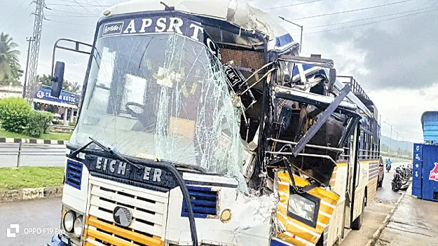 ట్యాంకర్‌ను ఢీకొన్న ఆర్టీసీ బస్సు 