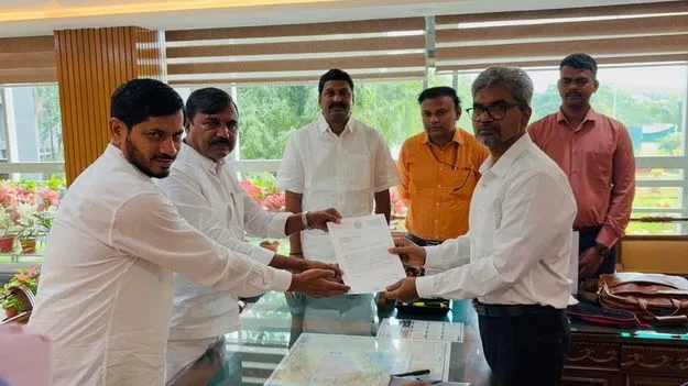 మంచిర్యాలలో వందేభారత్‌ రైలును నిలపాలి