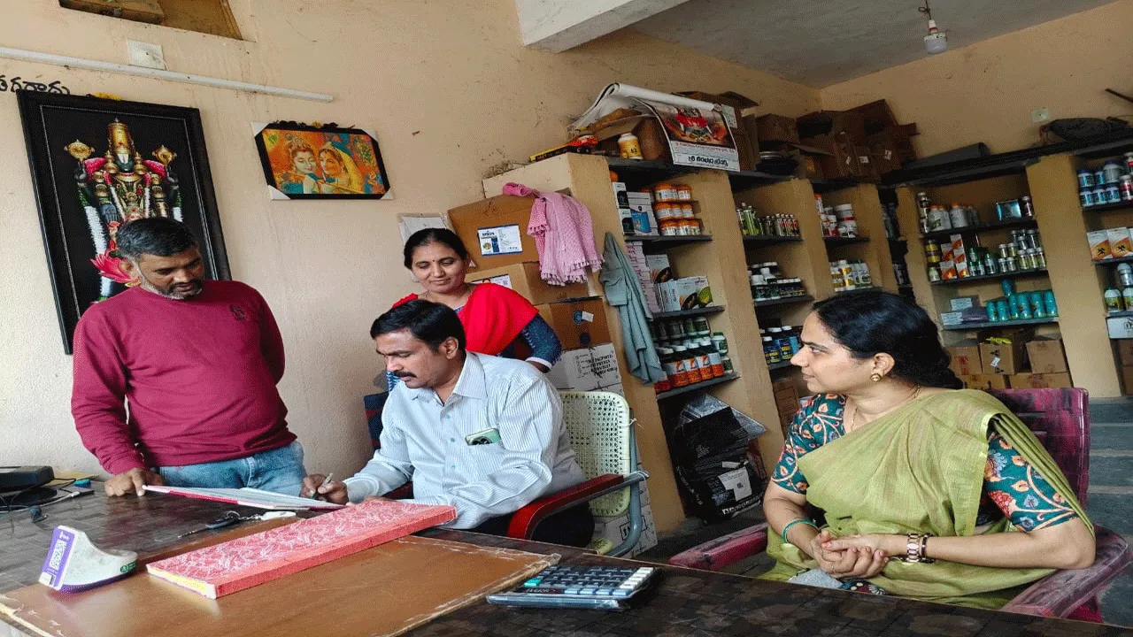 ఎరువుల దుకాణాలు తనిఖీ