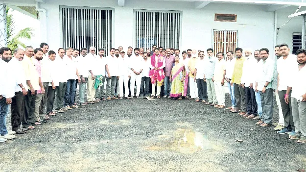 ఎమ్మెల్యే అశోక్‌రెడ్డికి సొసైటీ సభ్యుల సన్మానం 