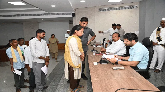 దరఖాస్తులు స్వీకరించి.. భరోసా కల్పించి..
