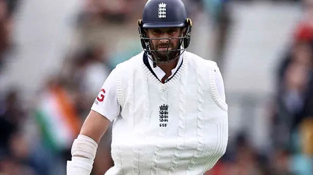 One handed Batting: భుజం పట్టీతోనే బరిలోకి